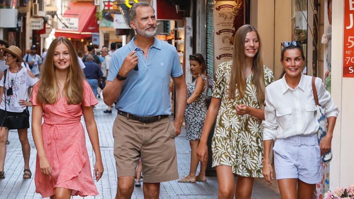 Королева Летиція позувала у мінішортах і сорочці – фото Королева Летиція позувала у мінішортах і сорочці – фото