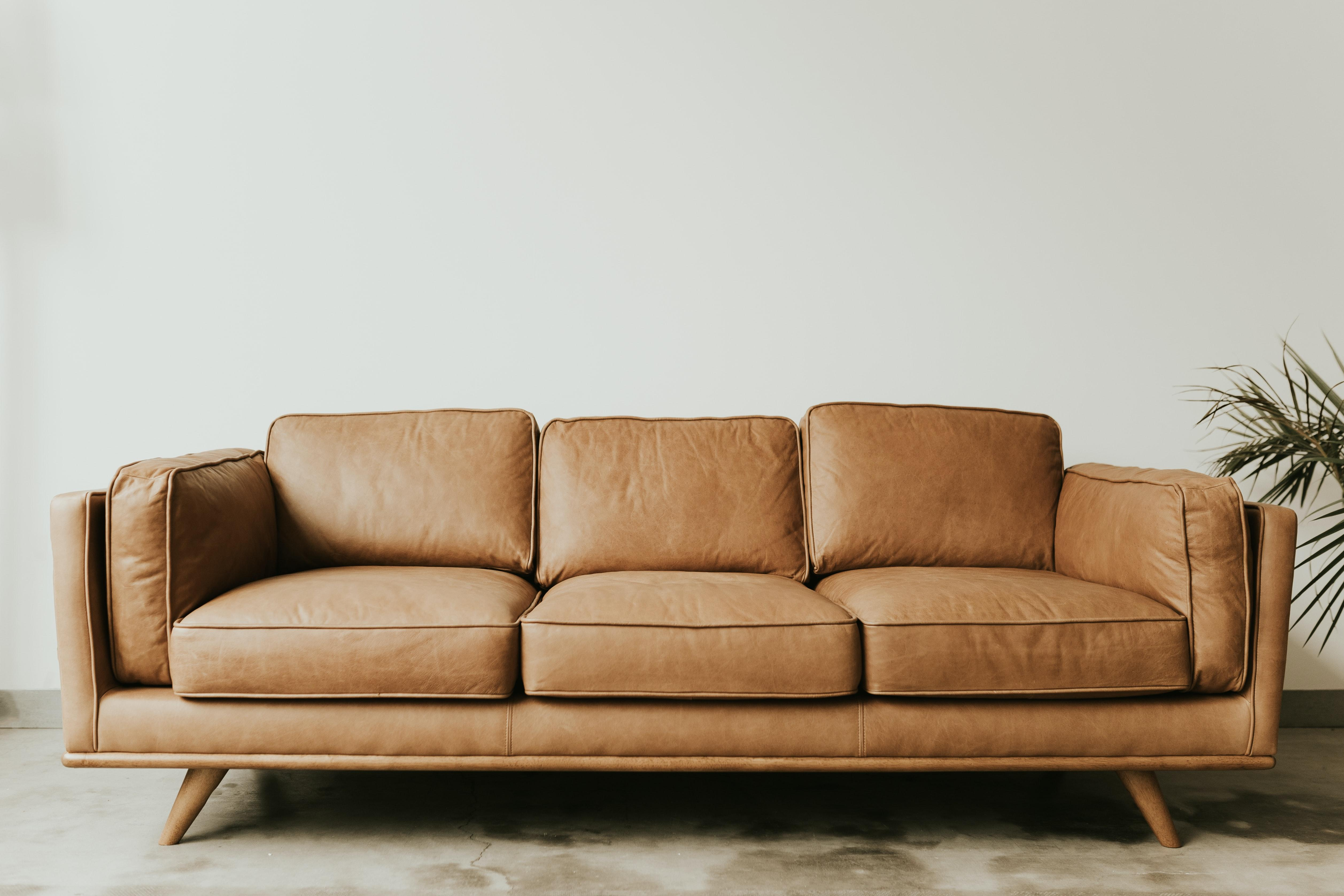 Как почистить диван из кожзама