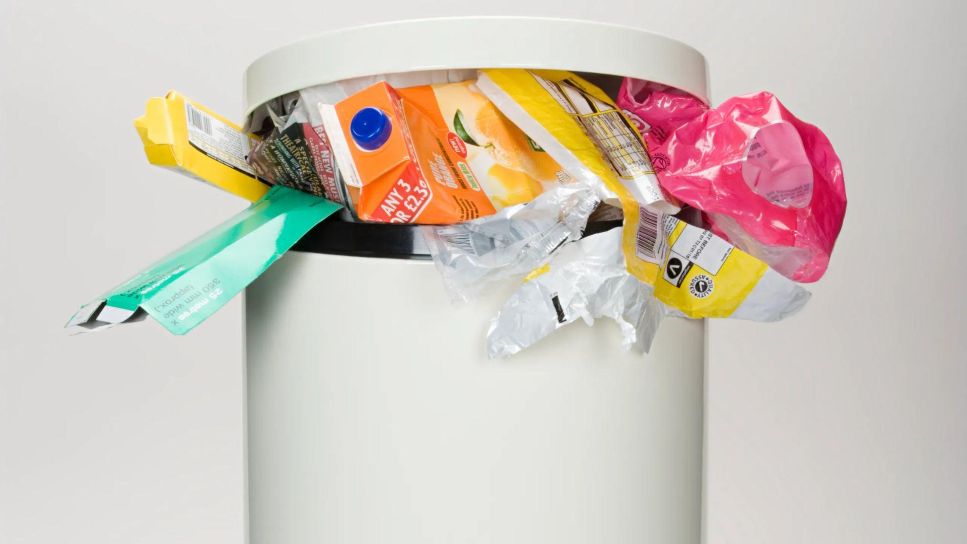 Як почистити сміттєвий бак від запаху 