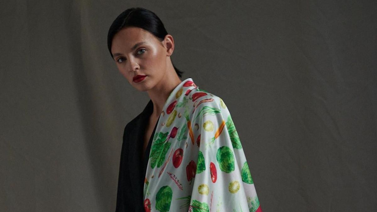 Бренд Oliz создал шелковый платок, посвященный борщу. Бренд Oliz создал шелковый платок, посвященный борщу.