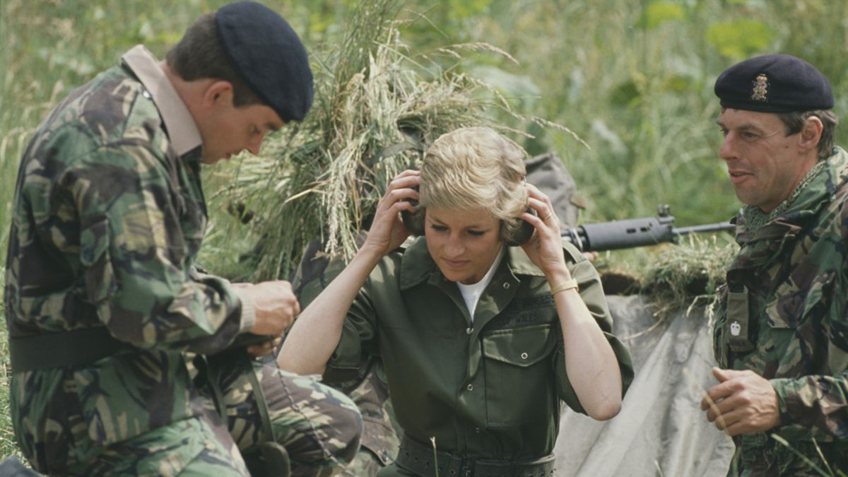 10 уникальных фото принцессы Дианы с военными 10 уникальных фото принцессы Дианы с военными