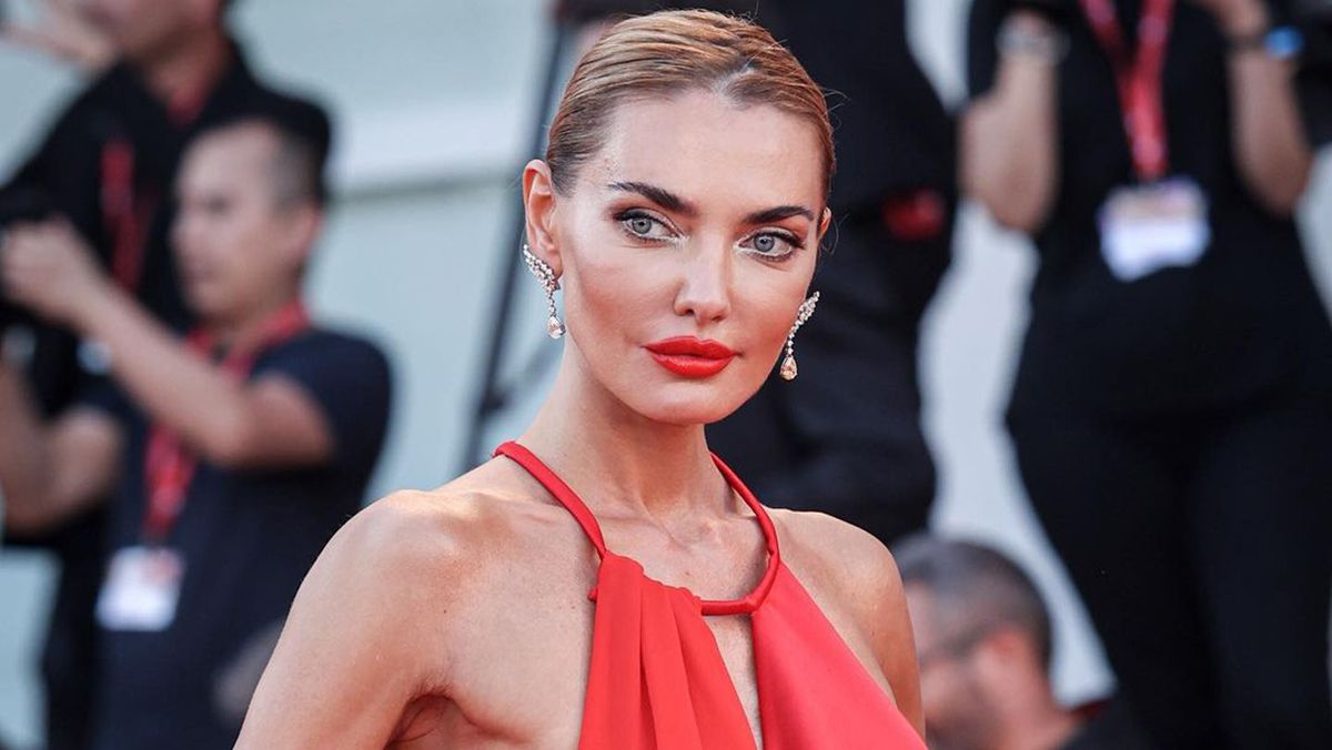 Аліна Байкова з'явилася на Венеційському кінофестивалі у кораловій сукні Аліна Байкова з'явилася на Венеційському кінофестивалі у кораловій сукні