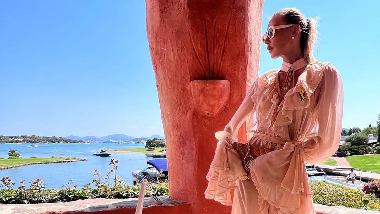 Аліна Байкова вийшла на червону доріжку у червоному платті Аліна Байкова вийшла на червону доріжку у червоному платті