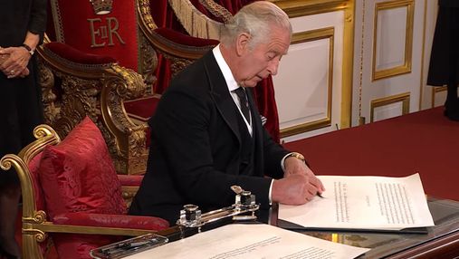 "Терпеть не могу эту чертовщину": король Чарльз III разгневался из-за ручки на публике
