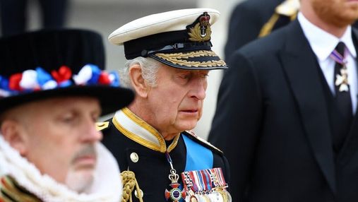 Подавлен и со слезами на глазах: как переживает потерю король Чарльз III – фото с похорон