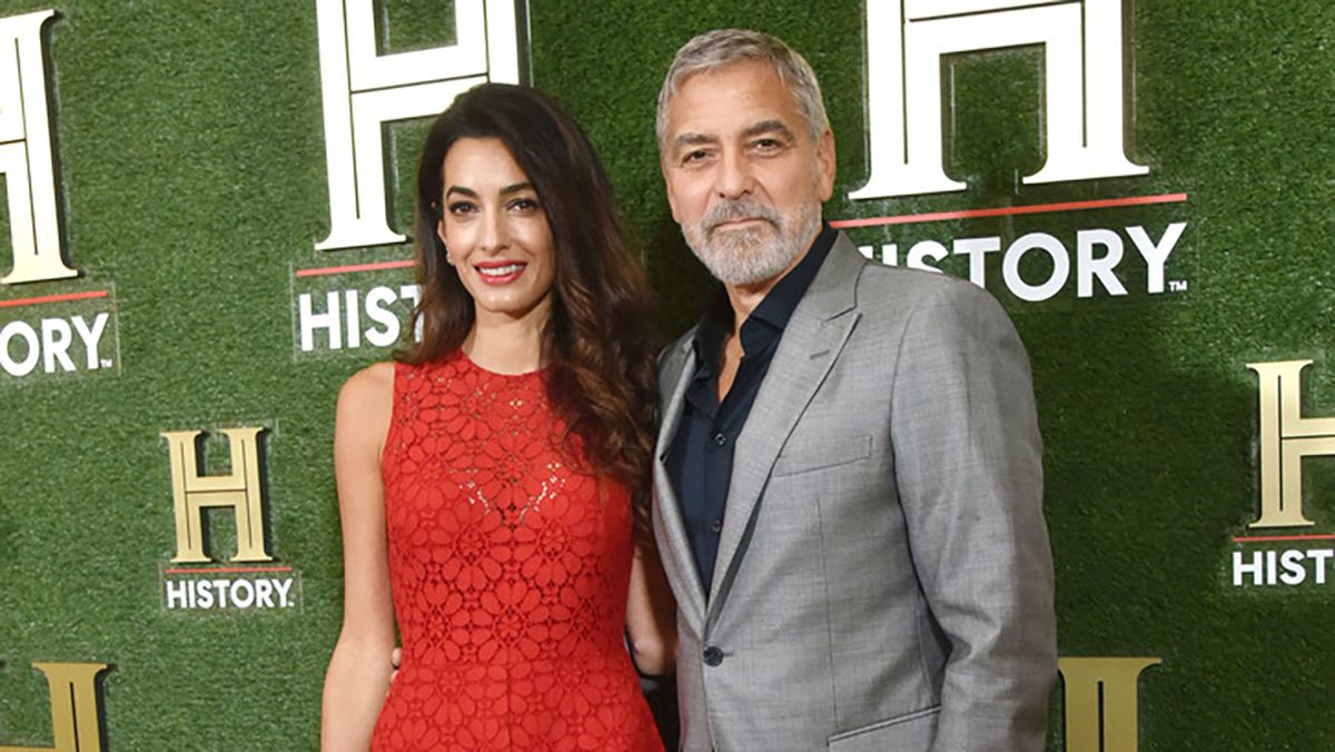 Амаль Клуні вийшла на червону доріжку в червоній сукні 