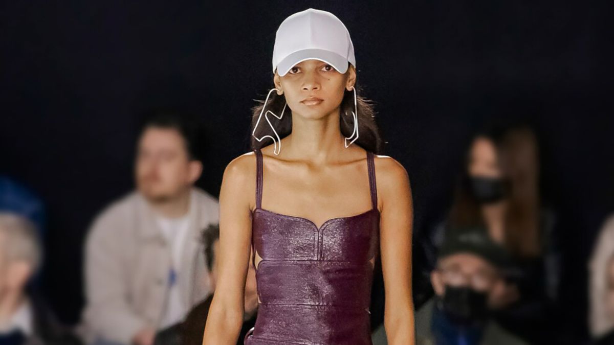 Трендові шкіряні сукні на осінь - що пропонують дизайнери Трендові шкіряні сукні на осінь - що пропонують дизайнери