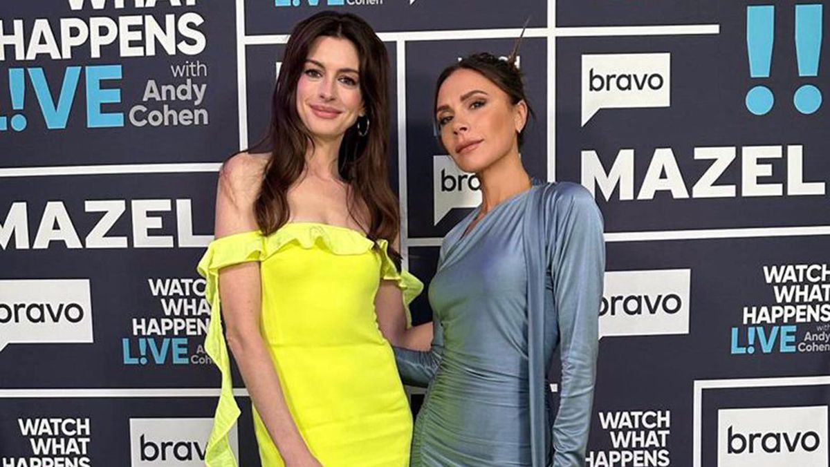 Виктория Бекхэм и Энн Гетевей надели сине-желтые платья. Виктория Бекхэм и Энн Гетевей надели сине-желтые платья.