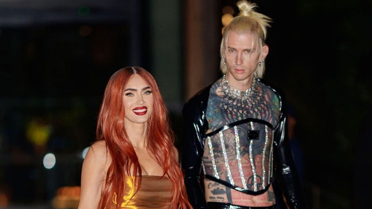 Меган Фокс вышла в золотом платье с рыжим цветом волос. Меган Фокс вышла в золотом платье с рыжим цветом волос.