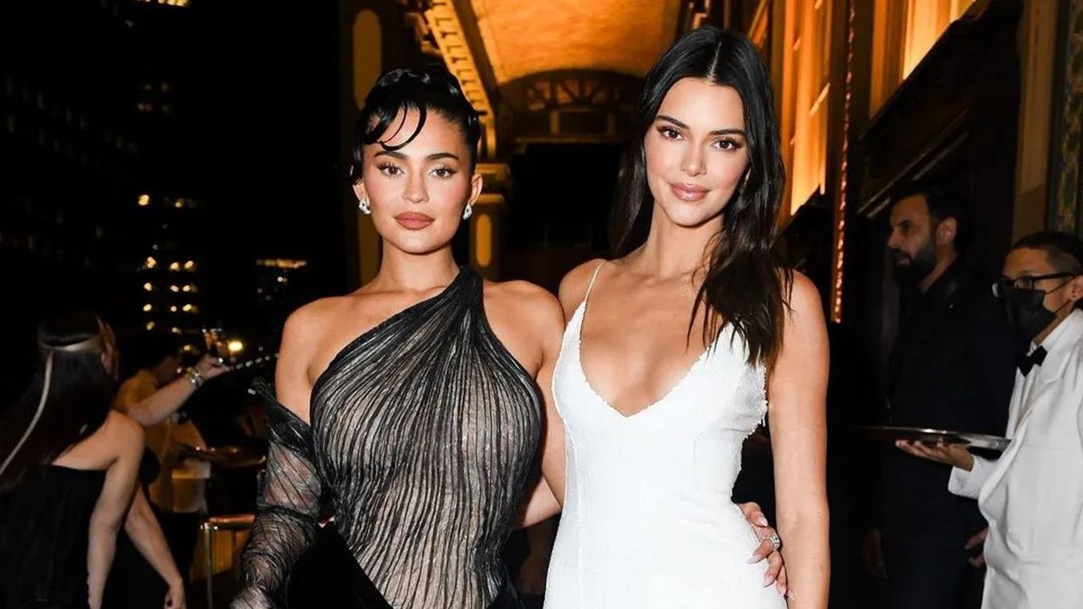 Стильний образ Кендалл Дженнер в новорічну ніч Стильний образ Кендалл Дженнер в новорічну ніч