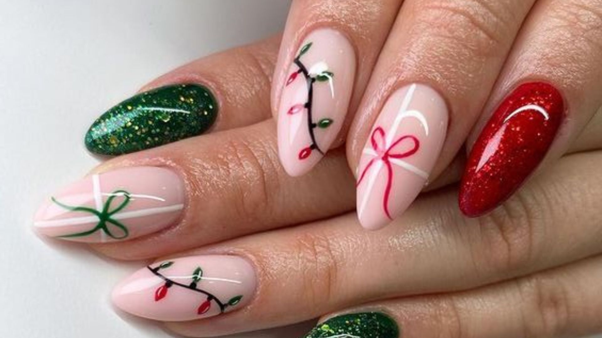 Модний манікюр на зиму 2022 - 2023 - фото актуальних нігтів до свят та не тільки Модний манікюр на зиму 2022 - 2023 - фото актуальних нігтів до свят та не тільки