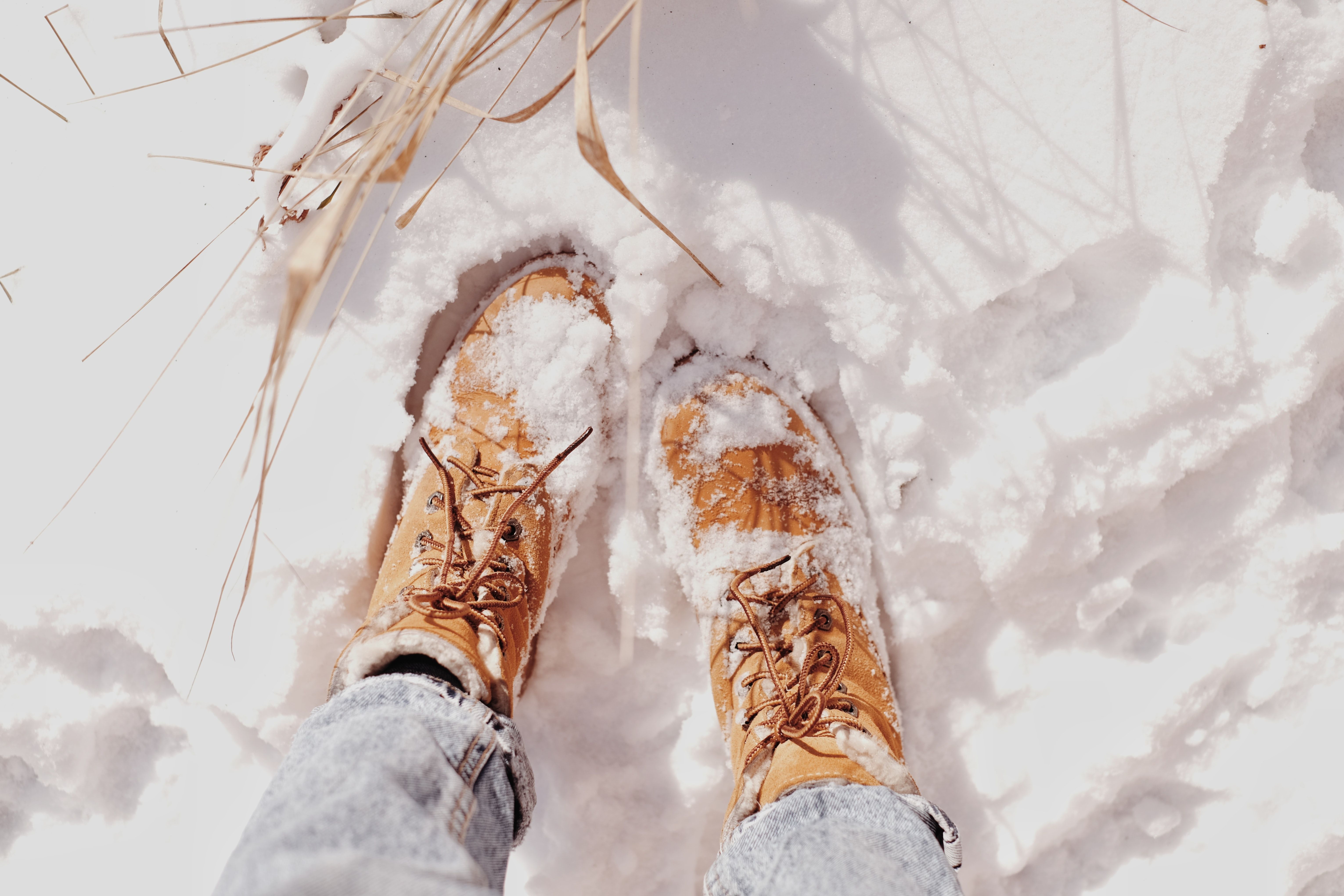 Як почистити зимове шкіряне взуття та доглядати за ним - дієві поради