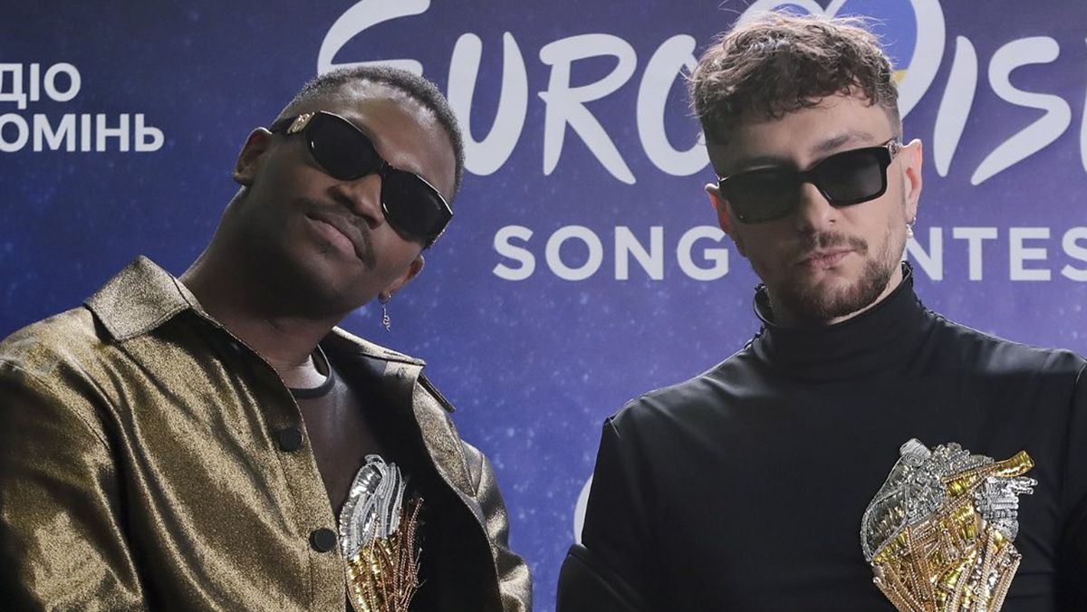 TVORCHI одягнули костюми від дизайнера Івана Фролова TVORCHI одягнули костюми від дизайнера Івана Фролова