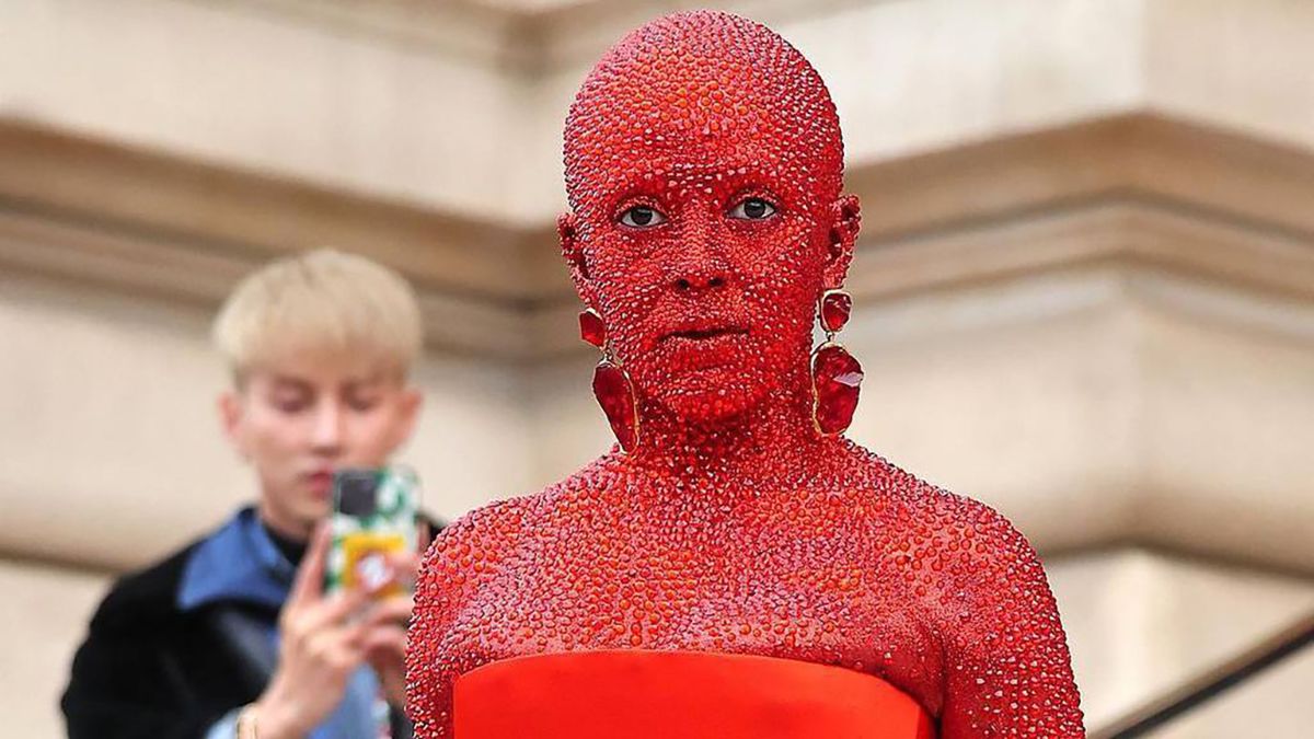 Вражаючий образ Doja Cat на Тижні моди в Парижі Вражаючий образ Doja Cat на Тижні моди в Парижі