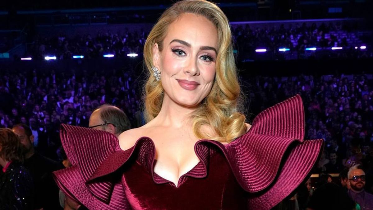 Адель в бордовій сукні від люксового бренду Адель в бордовій сукні від люксового бренду