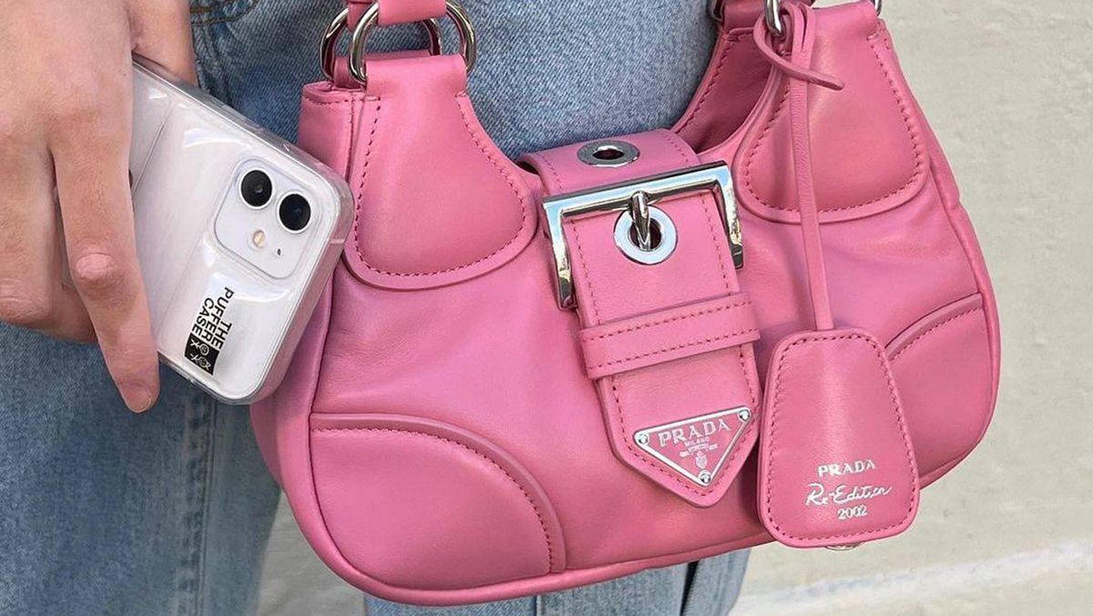 Кольорові сумки від Prada - тренд весни 2023 Кольорові сумки від Prada - тренд весни 2023