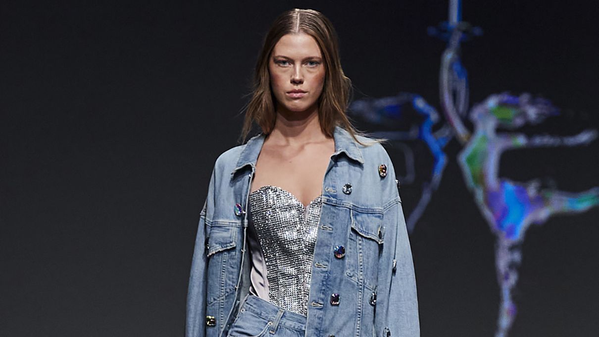 Джинсы со стразами – тренд весны Джинсы со стразами – тренд весны