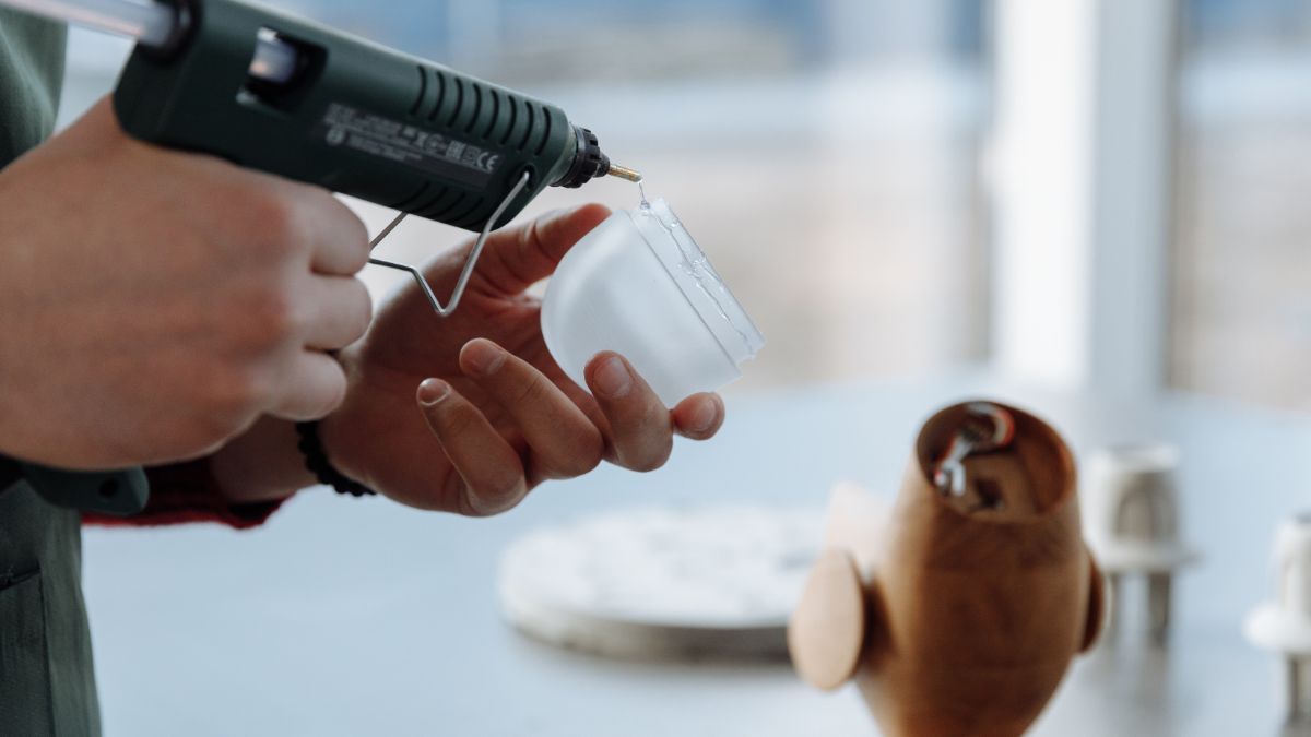 Как очистить суперклей из кожи – 4 простых способа Как очистить суперклей из кожи – 4 простых способа