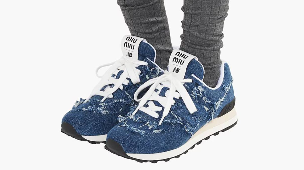 Стильні кросівки з "рваного" деніму - актуальне взуття на весну Стильні кросівки з "рваного" деніму - актуальне взуття на весну