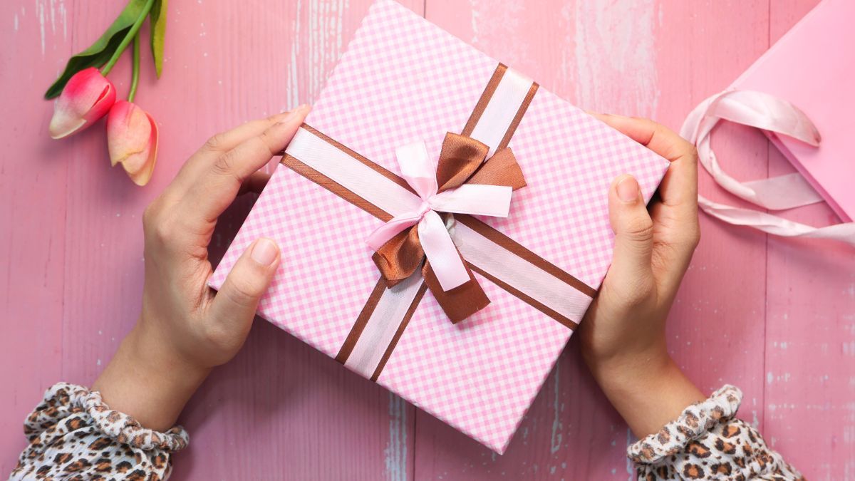 Що подарувати дівчині на 8 березня - 20 ідей подарунків 