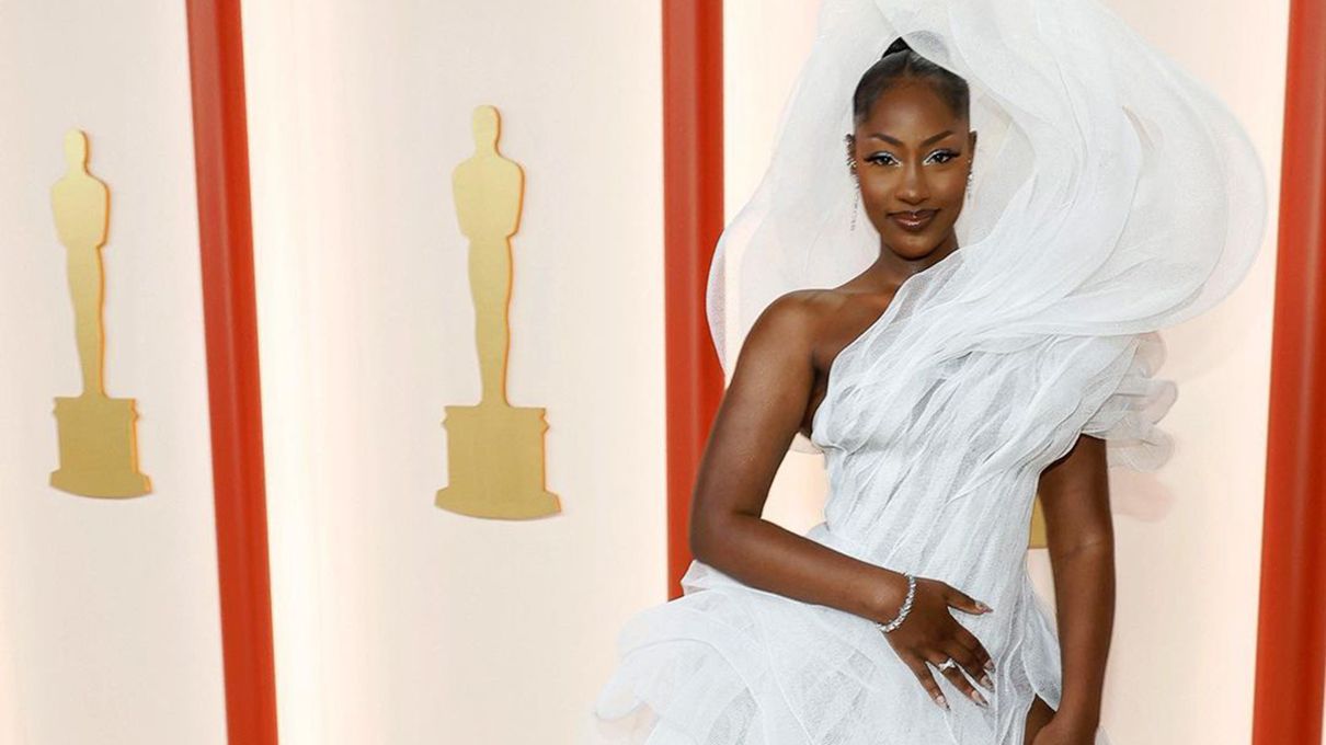 Стильный образ певицы Tems Стильный образ певицы Tems