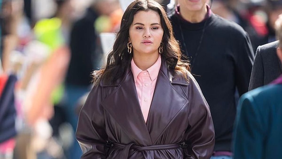 Селена Гомес одела тренч от украинского бренда Селена Гомес одела тренч от украинского бренда