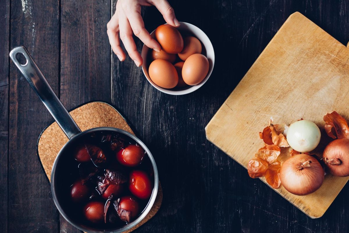 Як пофарбувати яйця цибулинням – інструкція до Великодня у фото