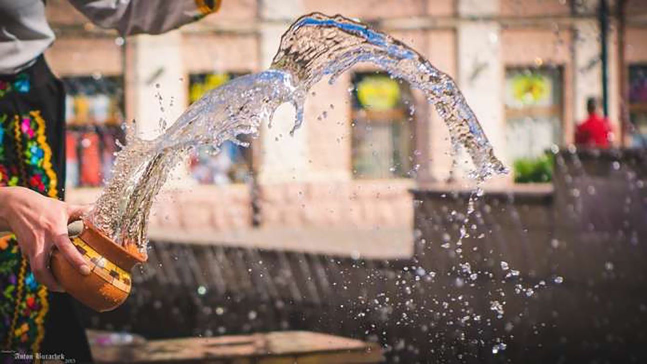 Привітання з Поливаним понеділком 2023 – картинки зі святом Привітання з Поливаним понеділком 2023 – картинки зі святом