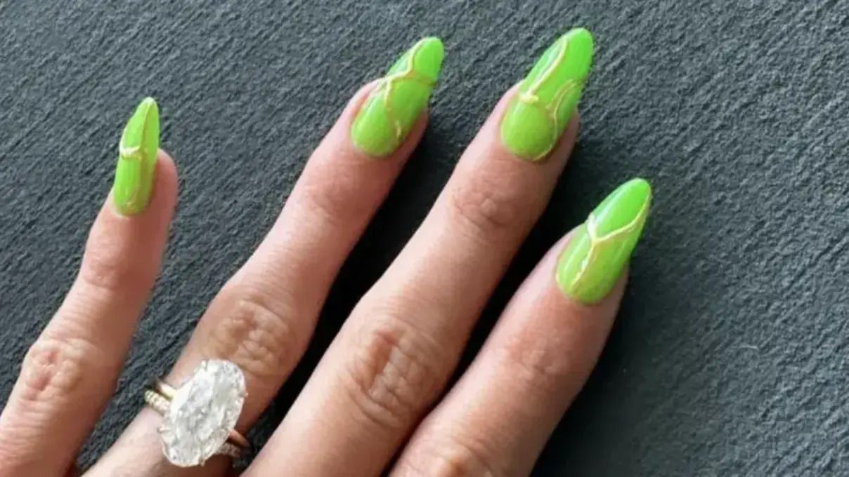 Тренд манікюру на весну та літо 2023 - неонові нігті, що світяться Тренд манікюру на весну та літо 2023 - неонові нігті, що світяться