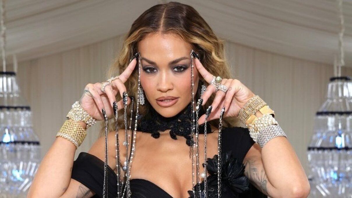 Met Gala 2023 - Ріта Ора здивувала довгим манікюром - фото Met Gala 2023 - Ріта Ора здивувала довгим манікюром - фото