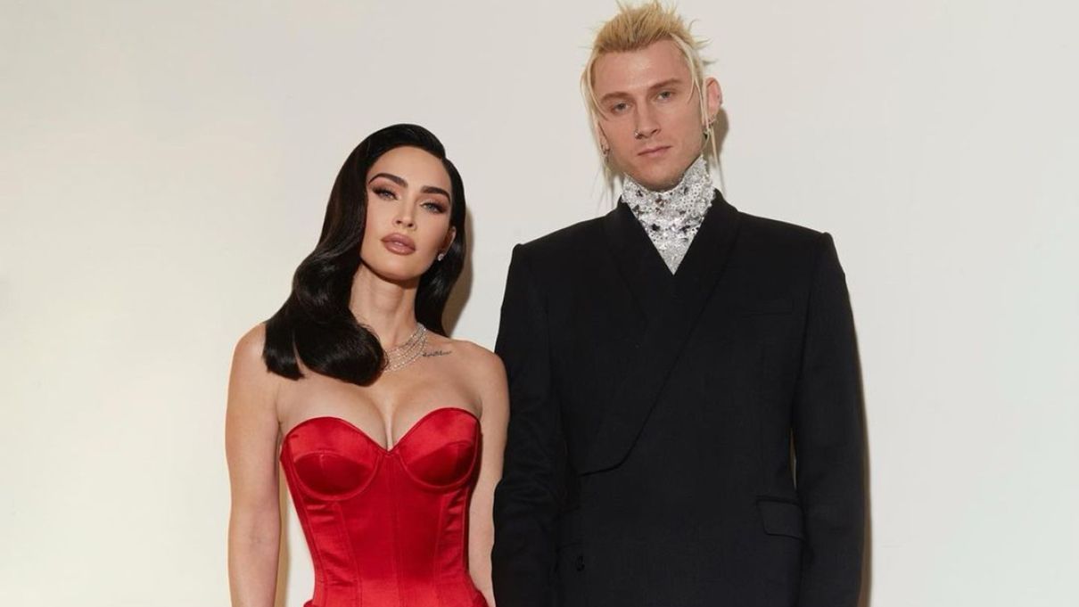 Какие платья можно надеть на выпускной в стиле Меган Фокс Какие платья можно надеть на выпускной в стиле Меган Фокс