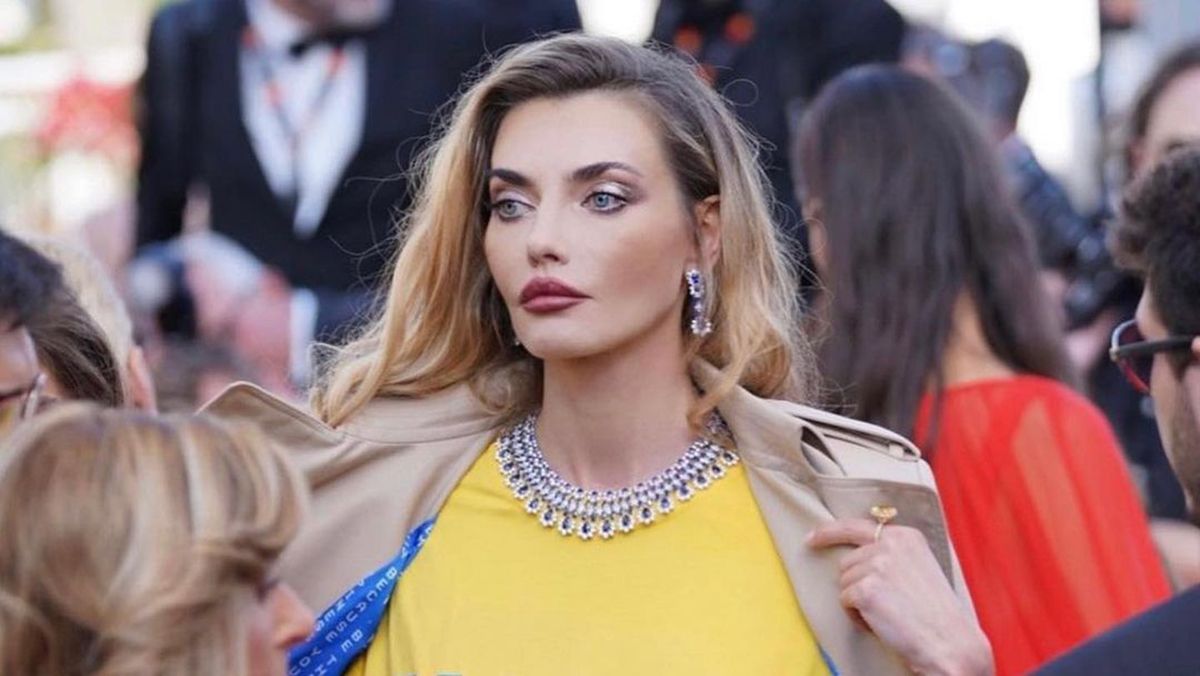 Алина Байкова в тренче Андре Тана Алина Байкова в тренче Андре Тана