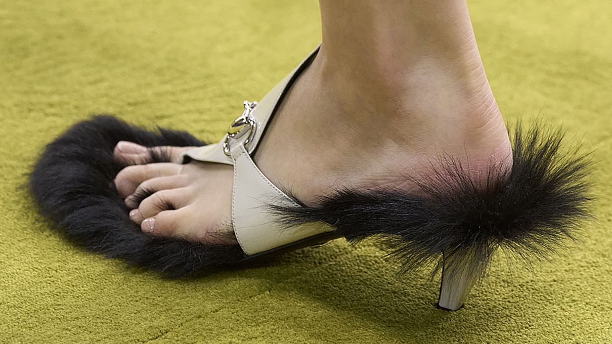 Епатажне взуття з хутром - хіт 2023 року Епатажне взуття з хутром - хіт 2023 року