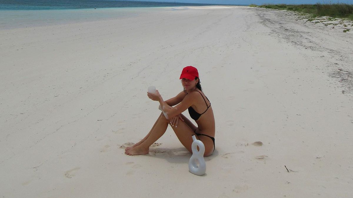 Стильні образи з чорним купальником 2023 Стильні образи з чорним купальником 2023