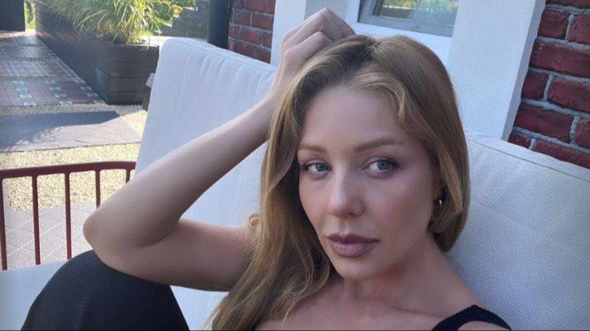 Тіна Кароль позувала в чорному топі – фото з дому під Києвом Тіна Кароль позувала в чорному топі – фото з дому під Києвом