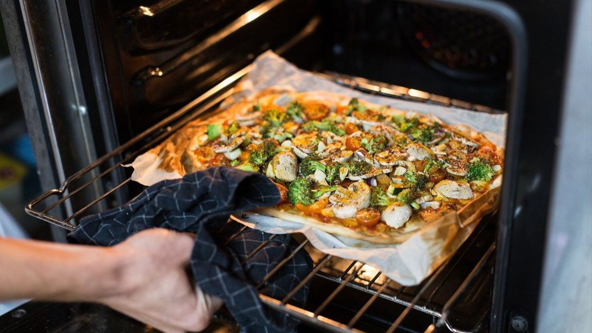 Какую посуду можно и нельзя класть в духовку Какую посуду можно и нельзя класть в духовку