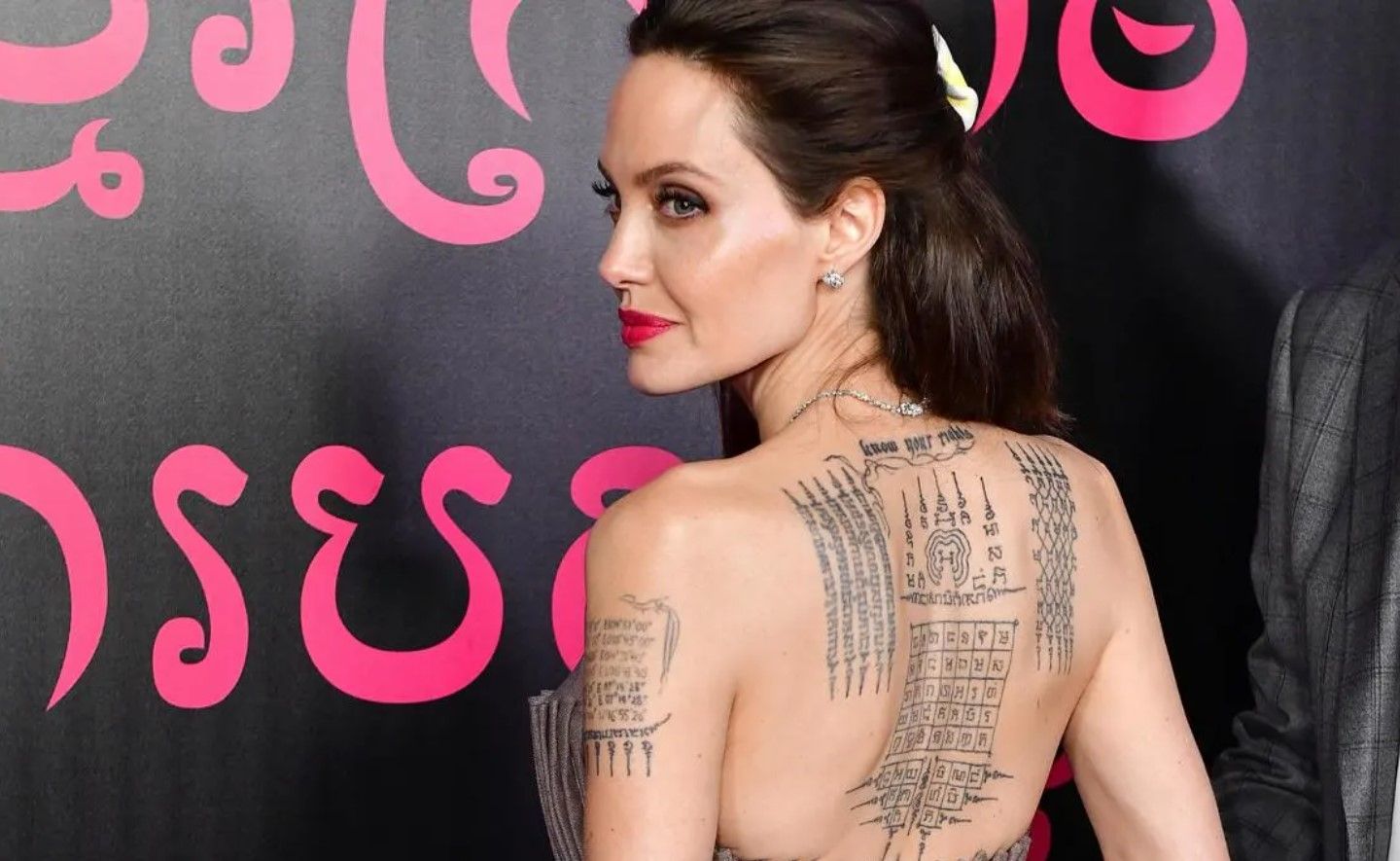 Голлівудська акторка Анджеліна Джолі палка прихильниця татуювань