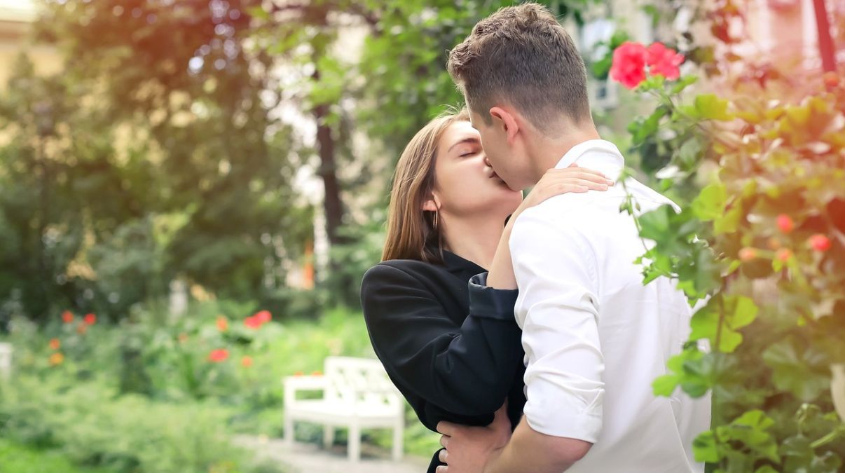 Як навчитися цілуватися – техніки, які допоможуть початківцям і не тільки 