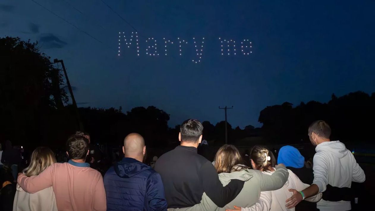 Предложение руки и сердца идеи - парень с помощью дронов признался девушке, фото - Love