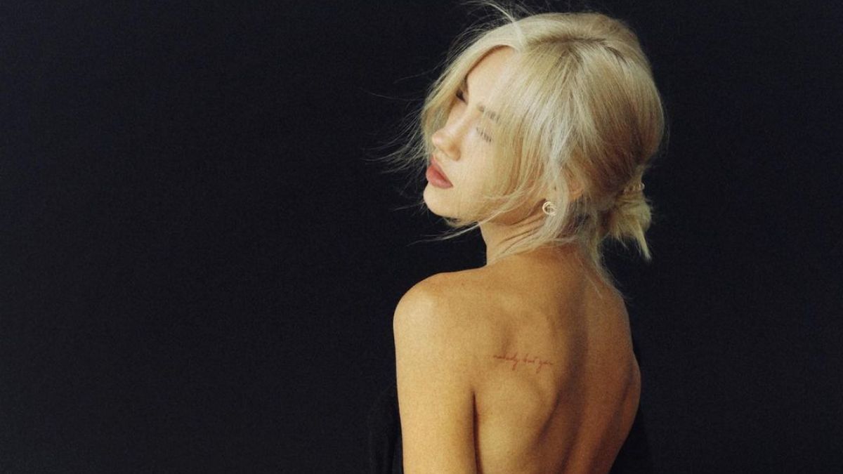 Даша Квіткова оголила спину – гарячі фото блогерки, відвертий образ