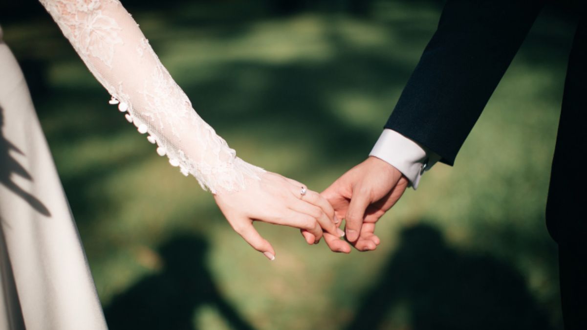 Весілля 41-річної жінки з 16-річним сином своєї подруги – як відреагувала мама хлопця Весілля 41-річної жінки з 16-річним сином своєї подруги – як відреагувала мама хлопця