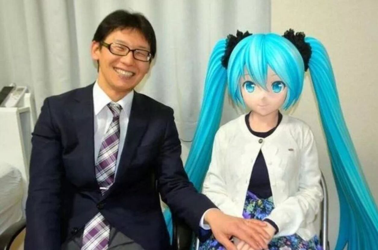 Японец женился на кукле виртуальной певицы.