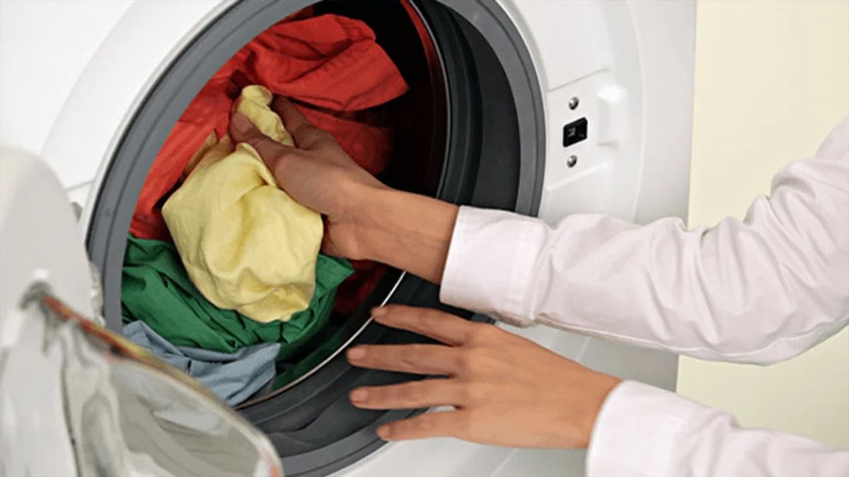 Чи можна тримати брудний одяг у пральній машинці 