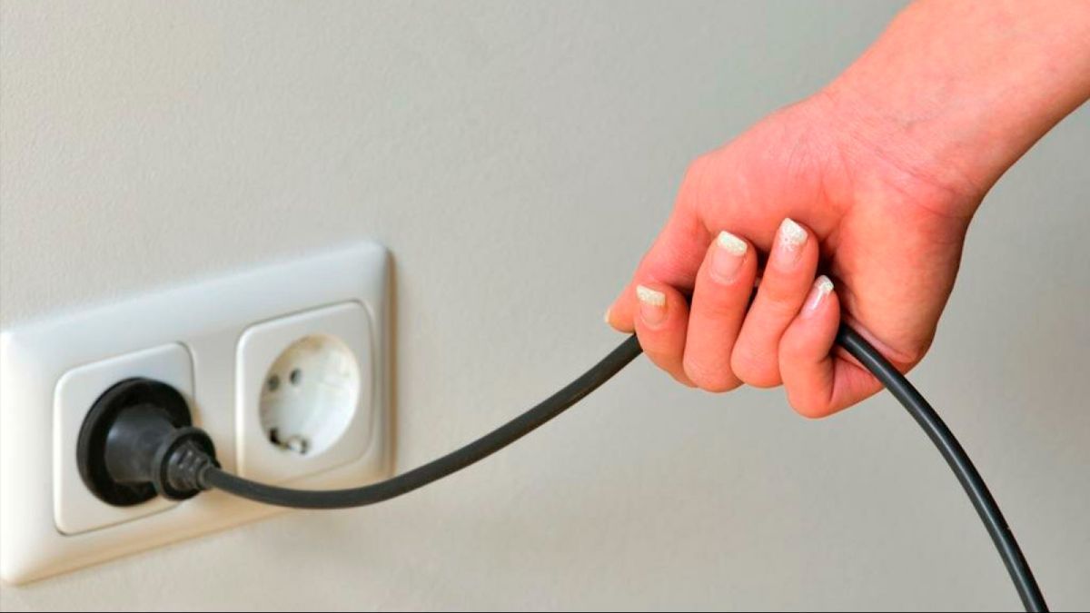 Нужно ли извлекать вилку электрических приборов из розетки Нужно ли извлекать вилку электрических приборов из розетки