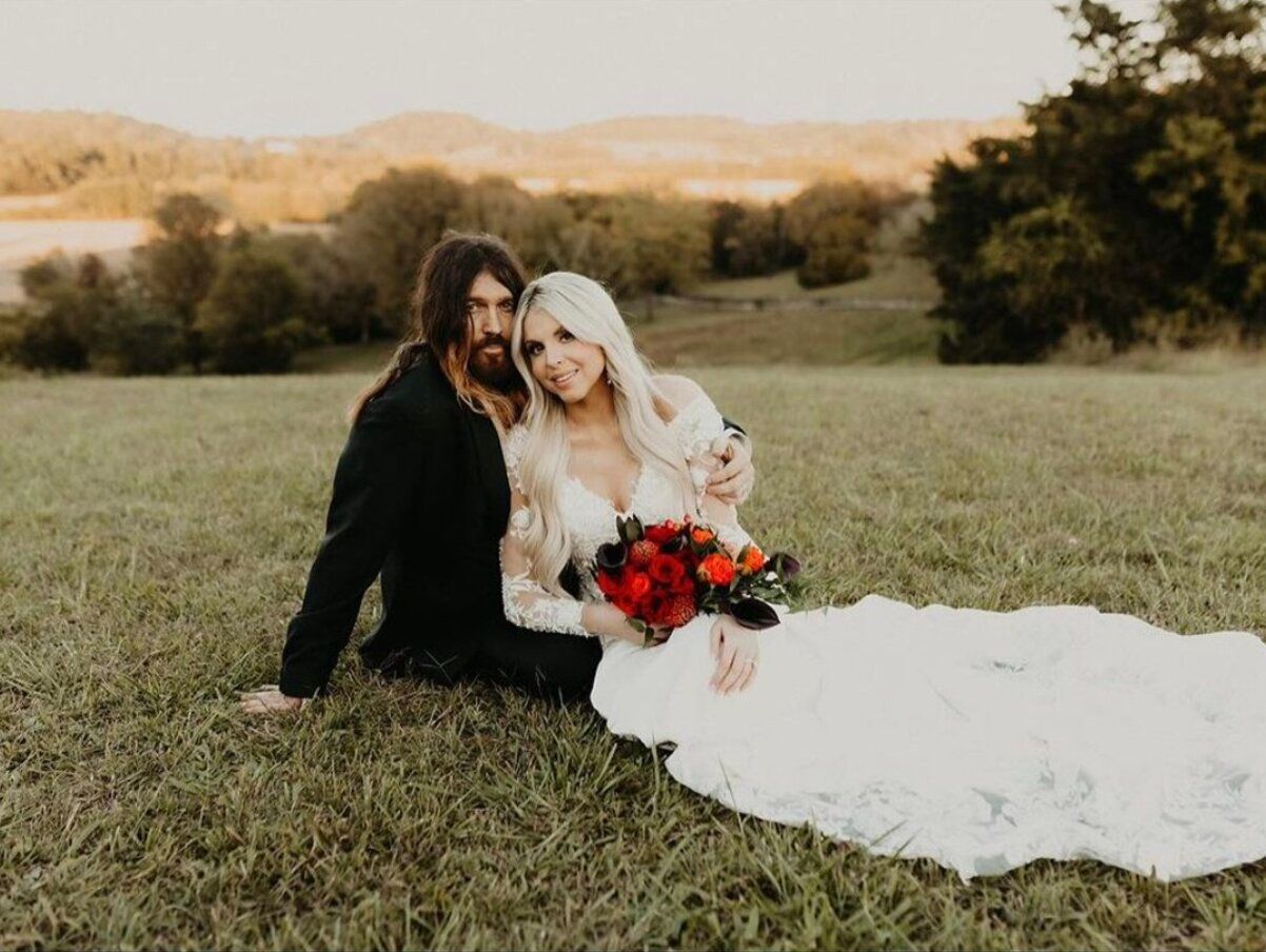 Билли Рэй Сайрус женился на молодой певице - фото со свадьбы