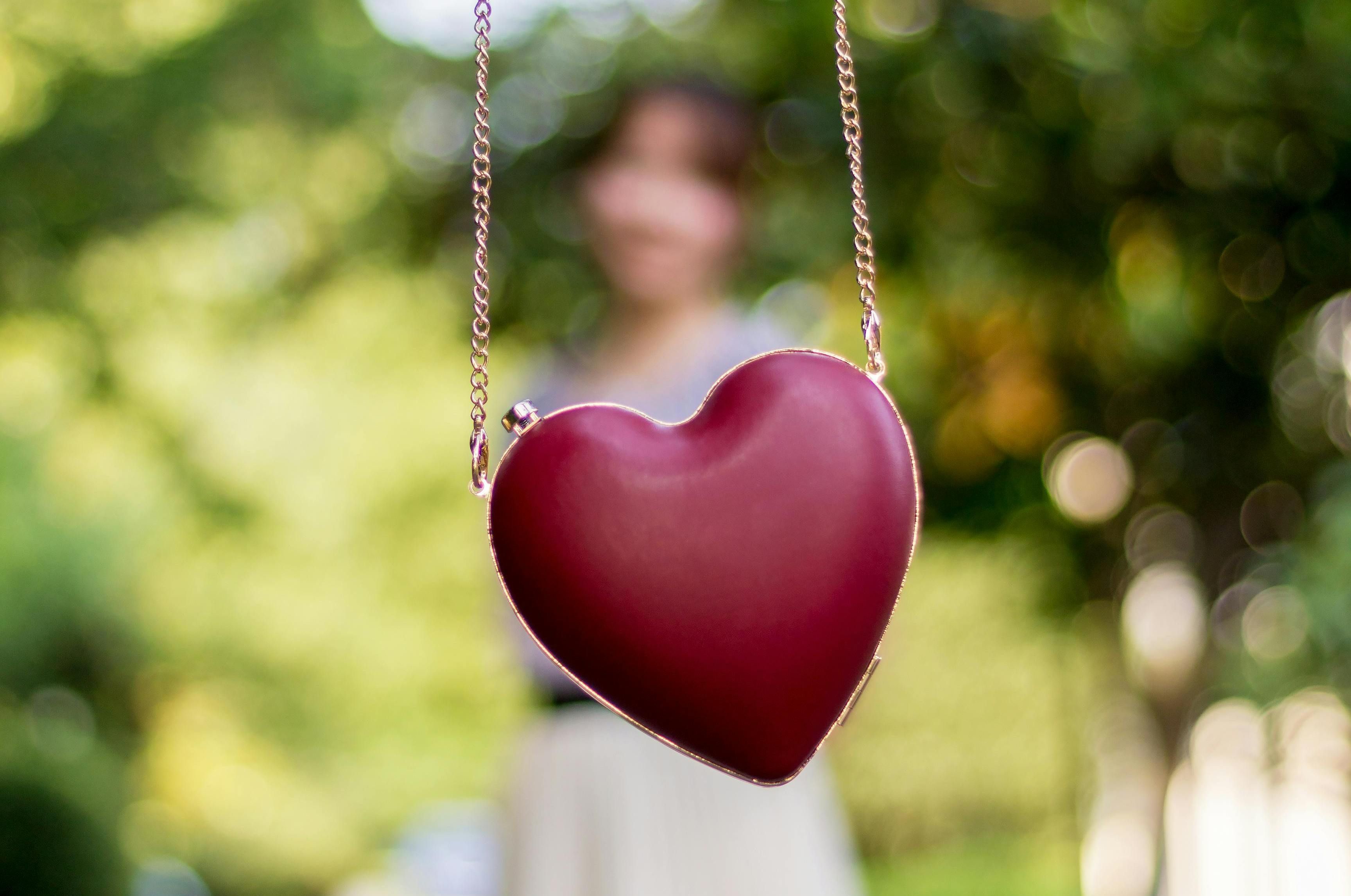 Парень сделал шокирующий подарок своей девушке Парень сделал шокирующий подарок своей девушке