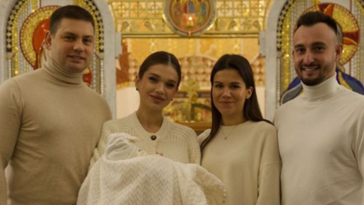 Саша Бо з хремними доньки та чоловіком Саша Бо з хремними доньки та чоловіком