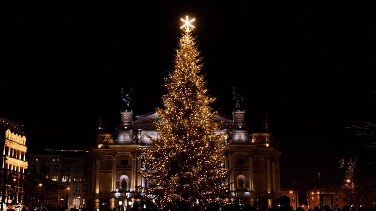 Як протягом 10 років змінювалися ялинки у Львові Як протягом 10 років змінювалися ялинки у Львові