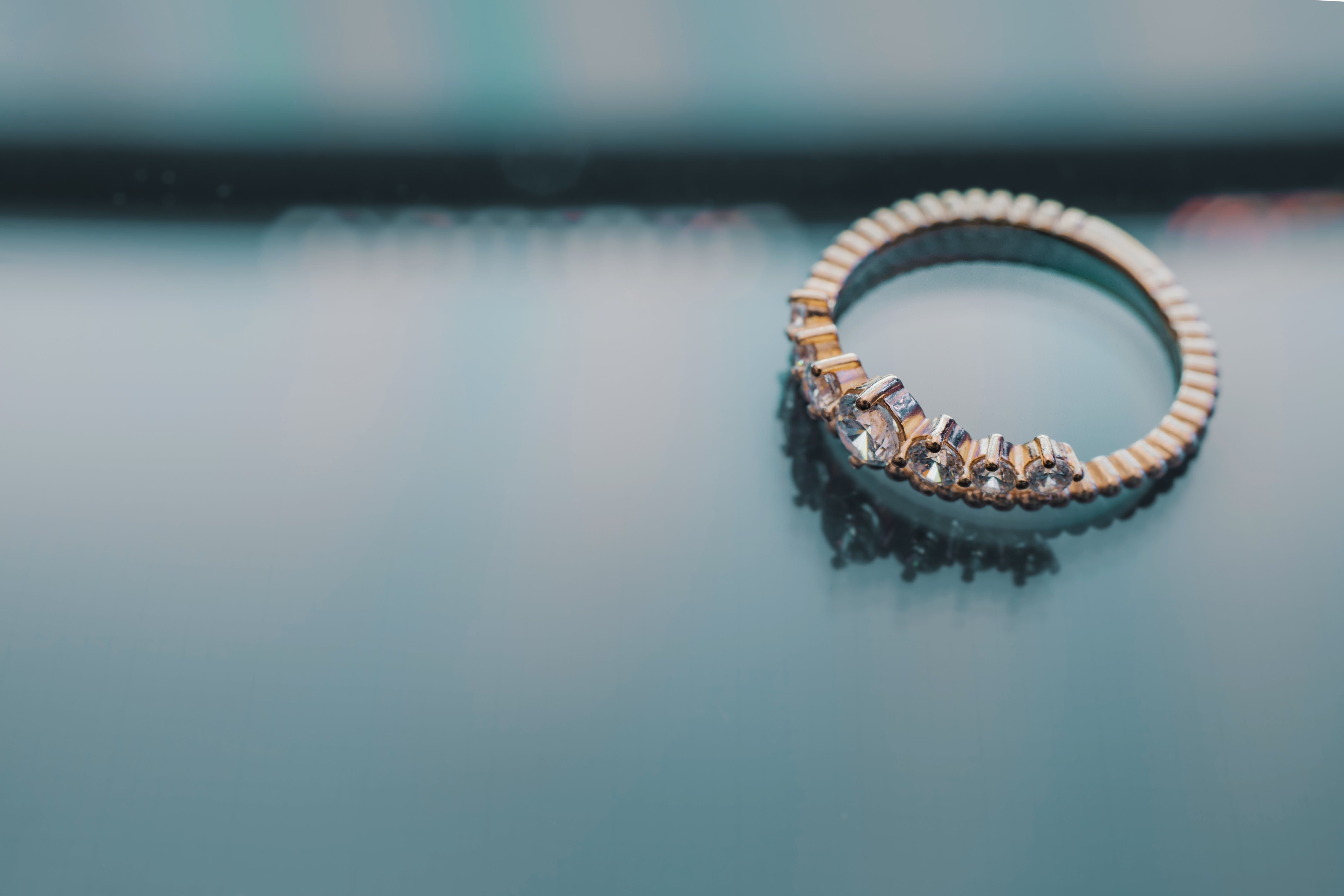 Женщина потеряла кольцо через 2 недели после помолвки – ее спас незнакомец