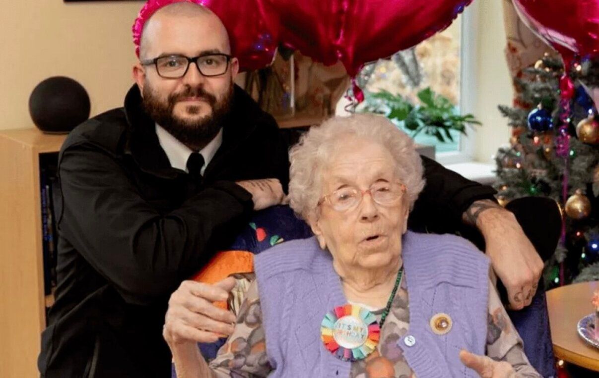 102-летняя женщина пригласила стриптизера на свой день рождения 102-летняя женщина пригласила стриптизера на свой день рождения